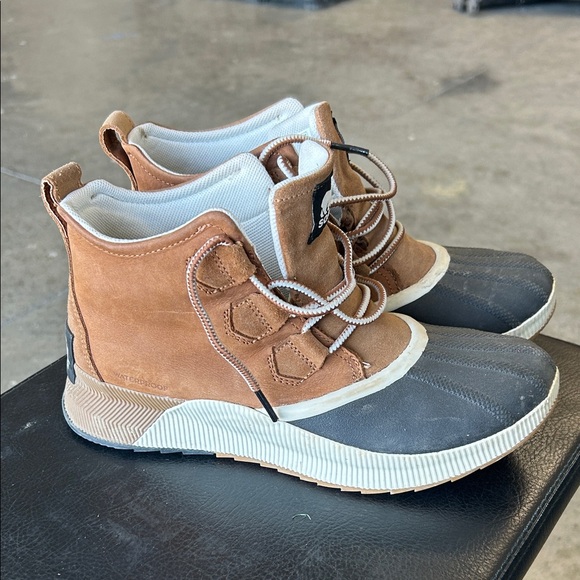 Sorel Shoes - Sorel Tan and Gray Lace-Up Boots